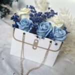Flower box w torebce kwiaty mydlane- BIAŁO NIEBIESKIE