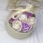 Flower box kopułka z różami mydlanymi- BIAŁO FIOLETOWE